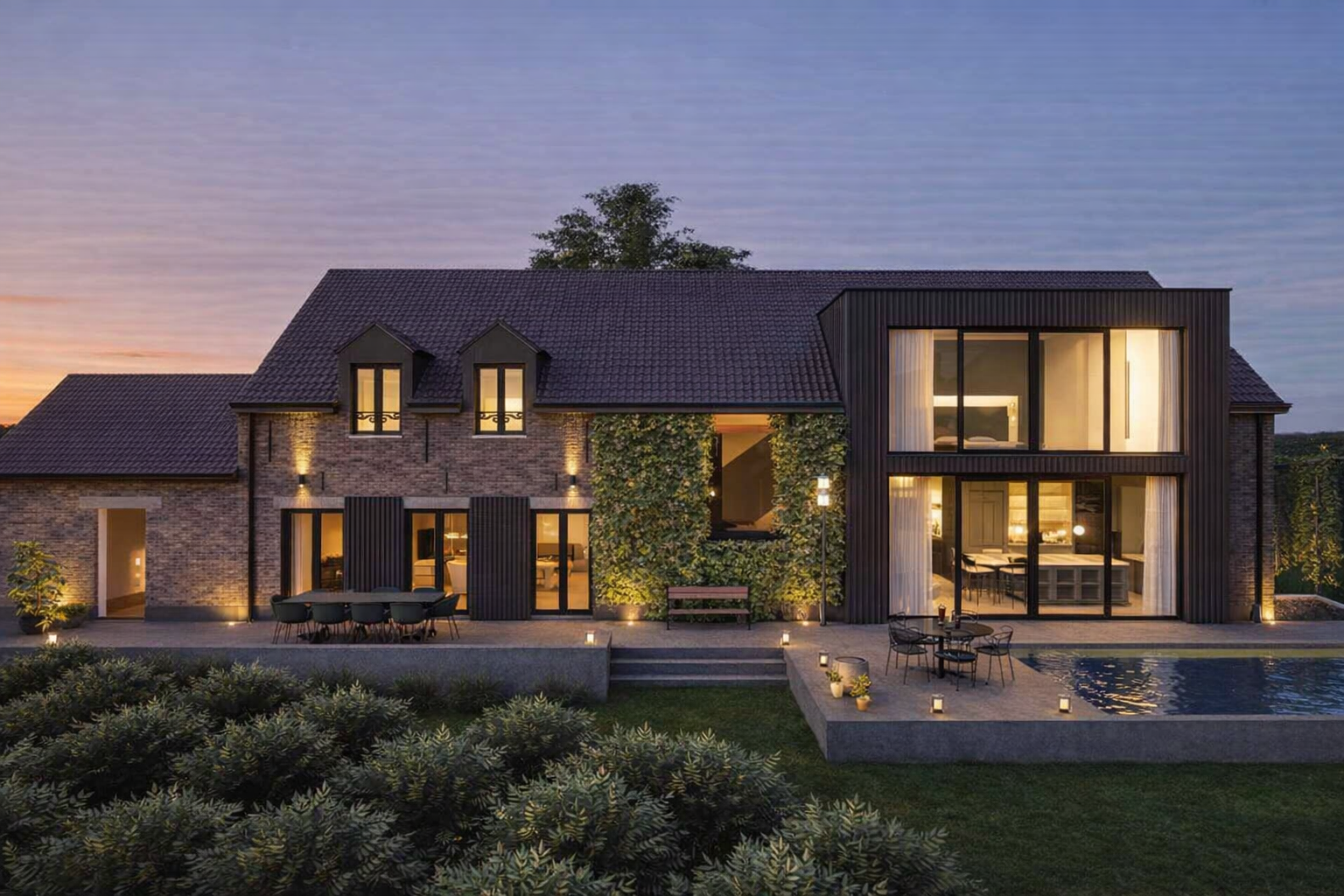 Achtergevel van Modern Manoir Chique in de avond met verlicht terras, zwembad en moderne uitbouw.